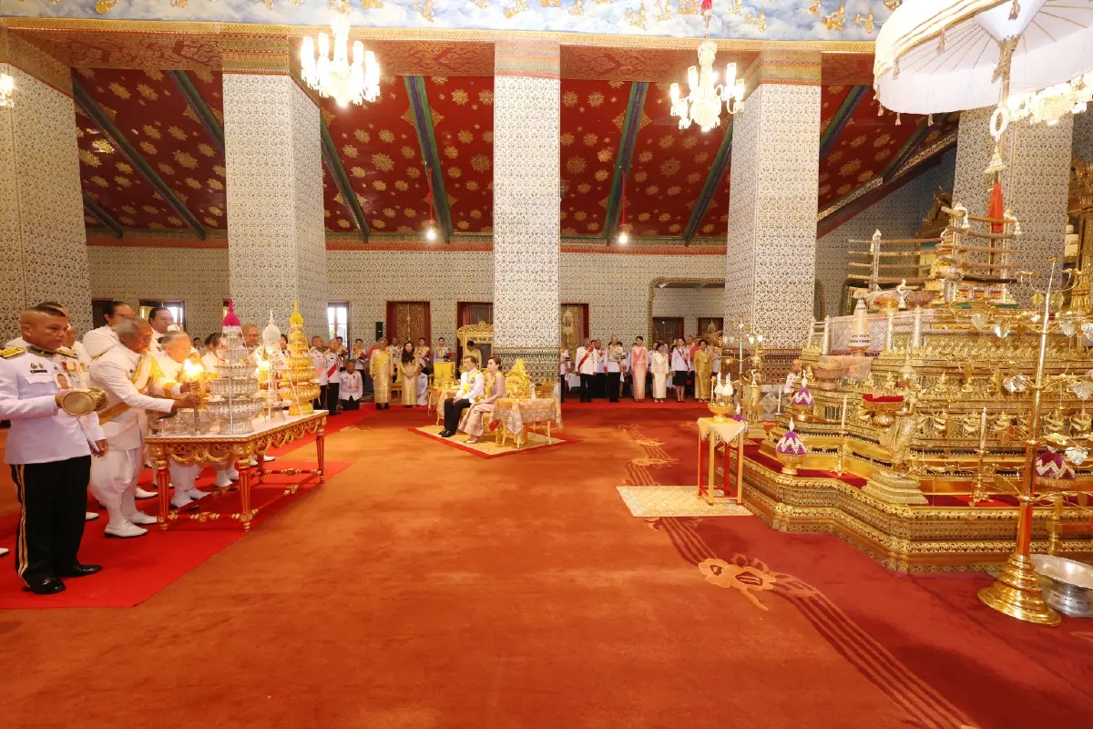 ในหลวง-พระราชินี เสด็จฯ ในพระราชพิธีฉัตรมงคล พุทธศักราช 2568