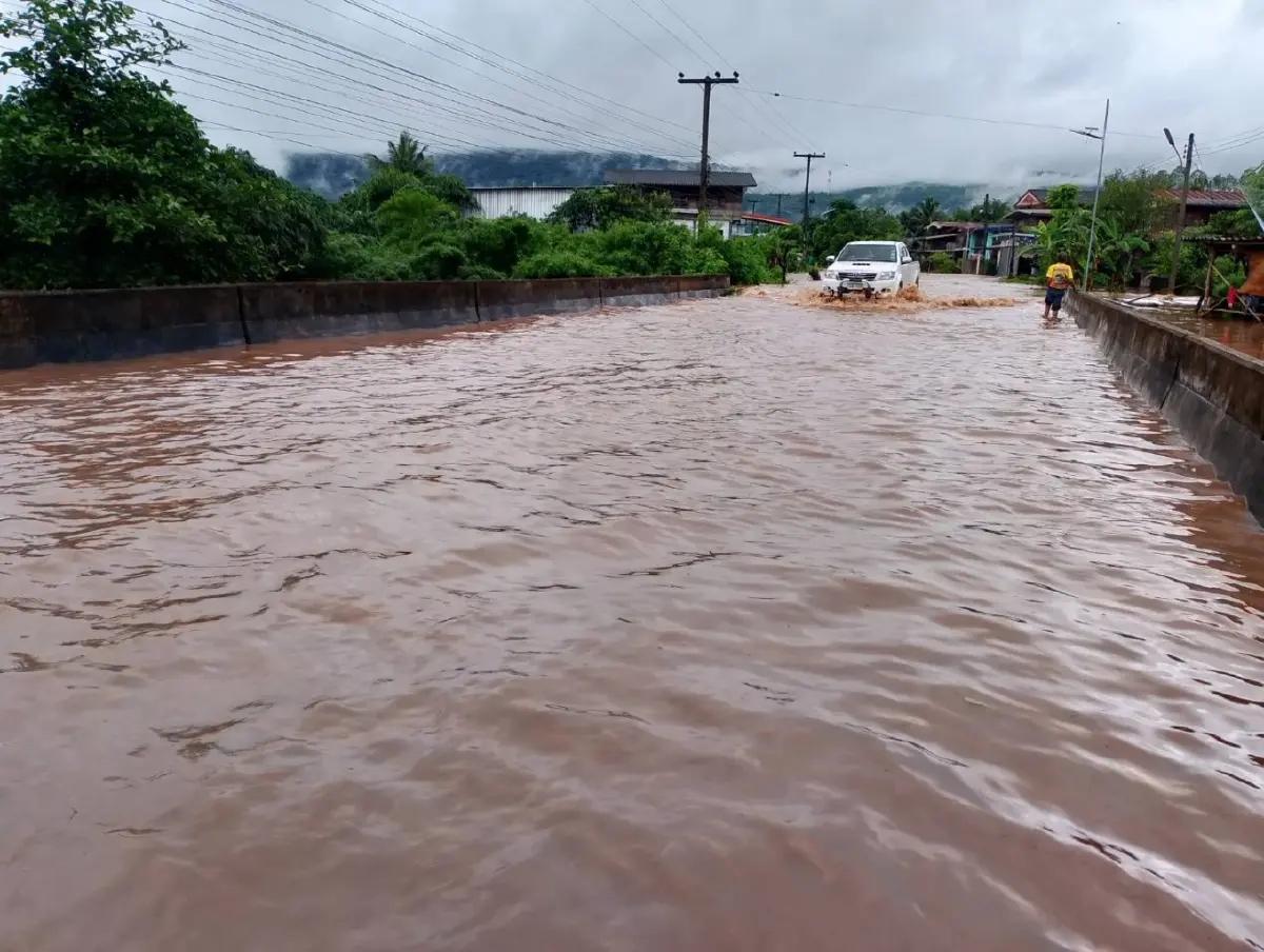 ต.ภูกระดึง - ต.ศรีฐาน ปภ. เตือนยกของขึ้นที่สูง อพยพคนน้ำท่วมสูง