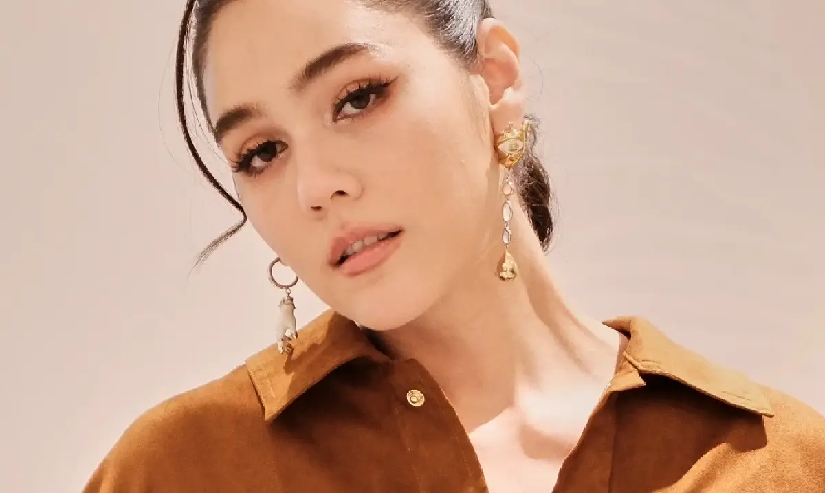 ลุคออกงาน ชมพู่ อารยา @SIRIVANNAVARI Pop up Store กรุงปารีส