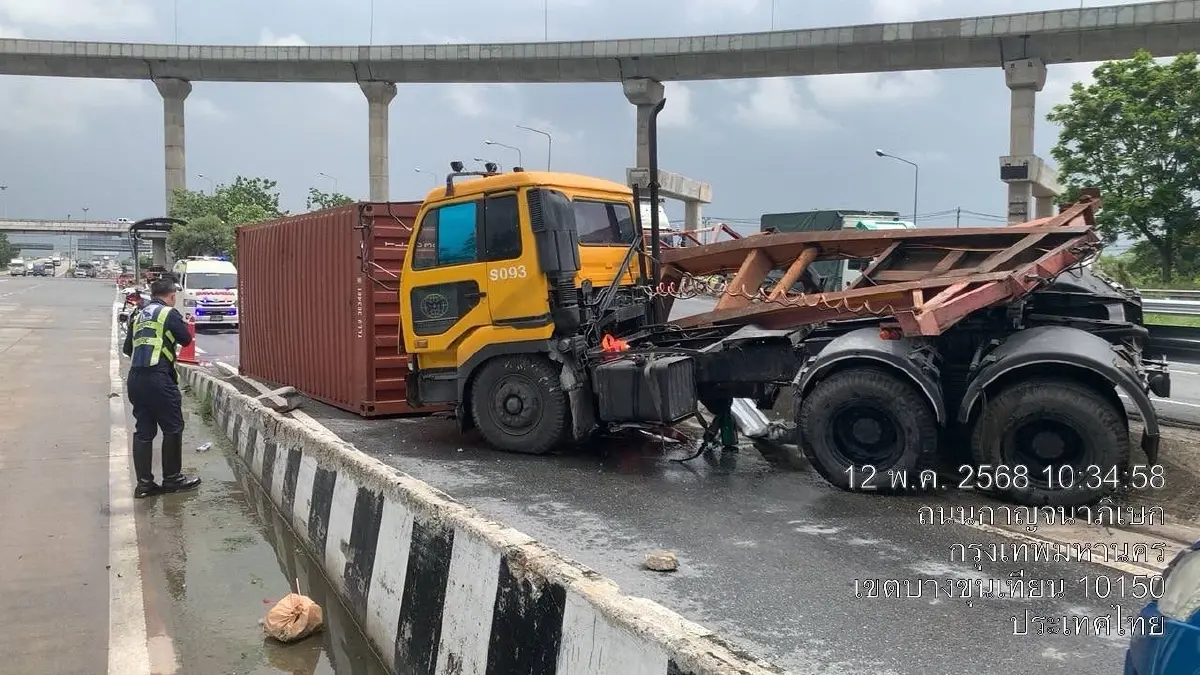 ถนนพระราม 2 รถติด เหตุ 18 ล้อลากพลิกตกจากสะพาน กีดขวางจราจร
