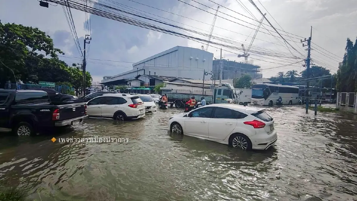 ฝนตกหนัก นิคมบางพลีน้ำท่วม รถติด พนักงานลุยน้ำเข้าโรงงาน รถดับ