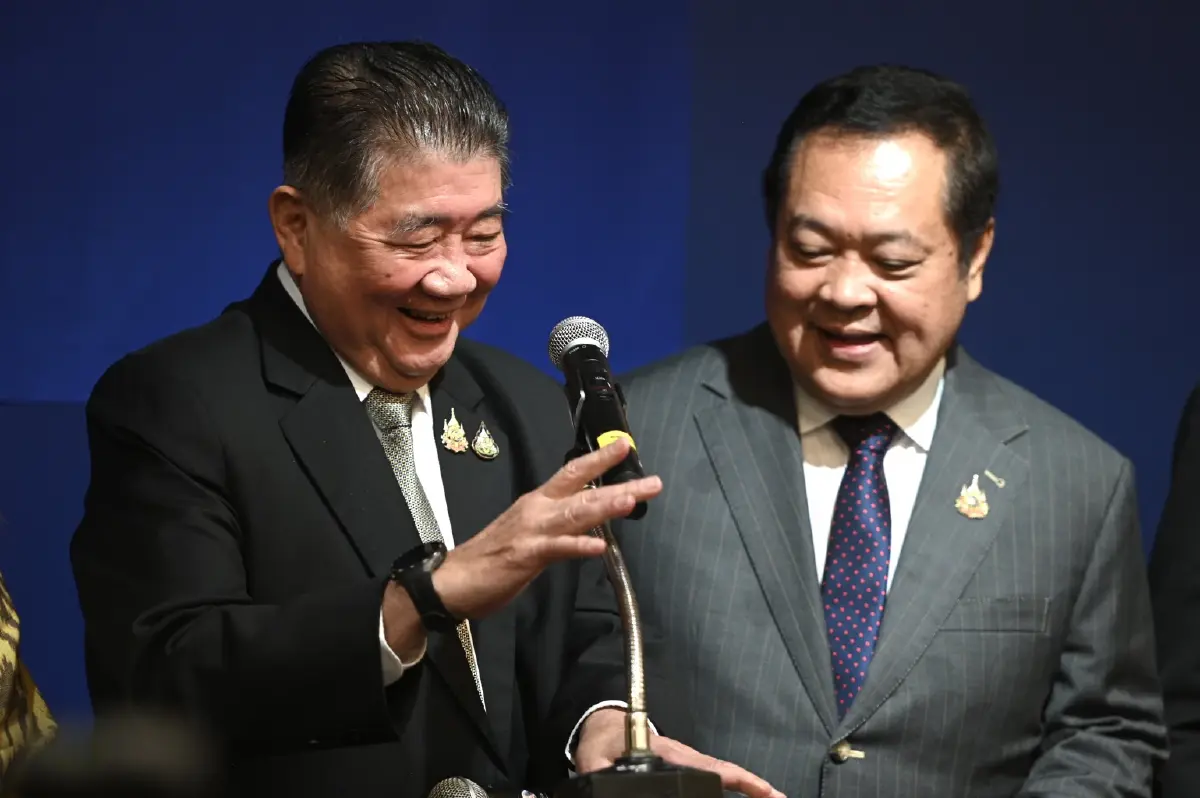 ‘ดีเอสไอ’ ตีกัน ‘กกต.’ ชงคดี \'ฮั้ว\' สอย ‘138 สว.สีน้ำเงิน’