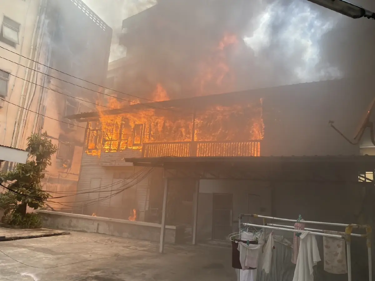 อากาศร้อนจัด ไฟไหม้บ้านกลางกรุง ซ.เกษมศรี เขตพระนคร เสียหาย 2 หลัง