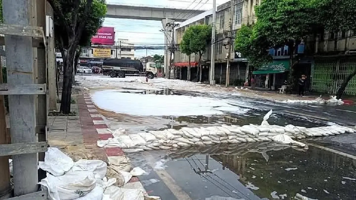 รถบรรทุกน้ำมันพลิกคว่ำสุขสวัสดิ์ 27 น้ำมันรั่ว ปิดถนน ยังวิกฤต