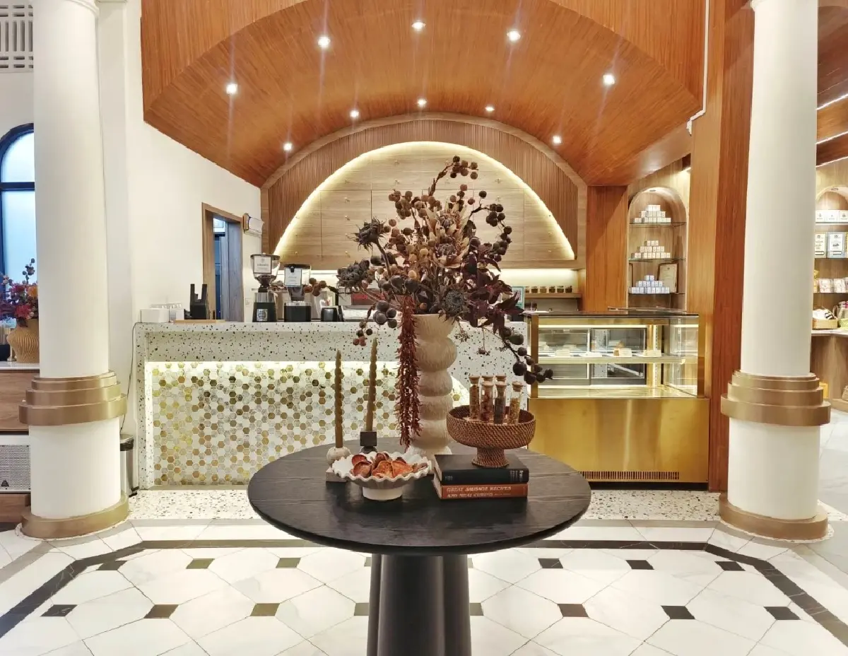 ‘หอมปรุง’ คาเฟ่สมุนไพรเจ้าของเดียวกับยาขมชนิดเม็ดตรา ‘ใบห่อ’