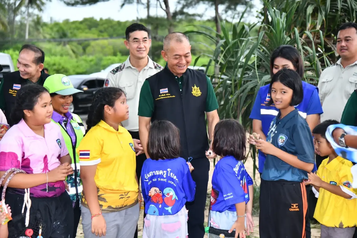 หาดทรายแก้ว ภูเก็ต ถูกกัดเซาะหนัก กระทรวงทรัพยากรฯ แก้ด้วยรั้วไม้ดักทราย