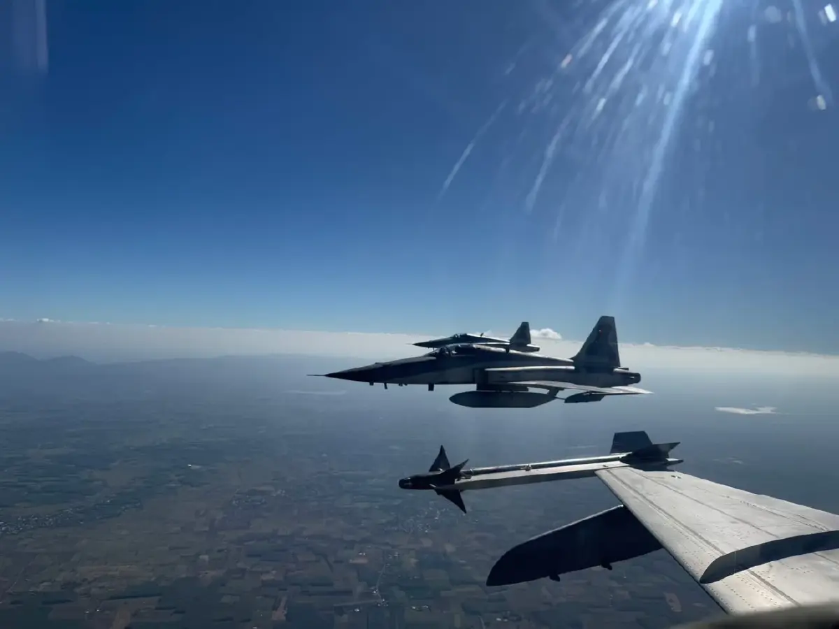 ทอ.โชว์ F-5TH พญาอินทรี พร้อมรบ เสริม ทบ.คุมชายแดนไทย-กัมพูชา