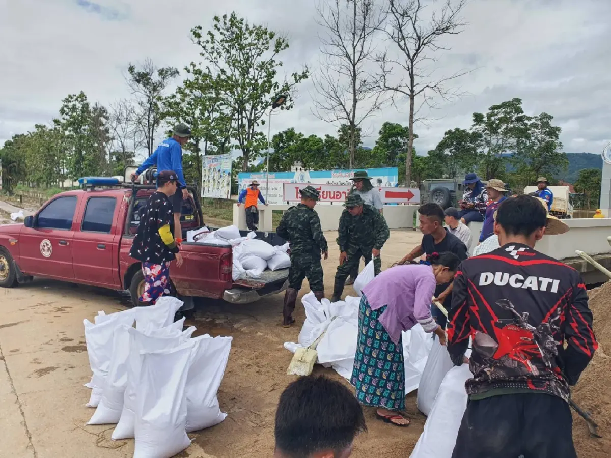 มทภ.3 ระดมทหาร ทำแนวกั้นน้ำ เสริมบิ๊กแบ็ก หลังระดับน้ำแม่สายเพิ่มสูง