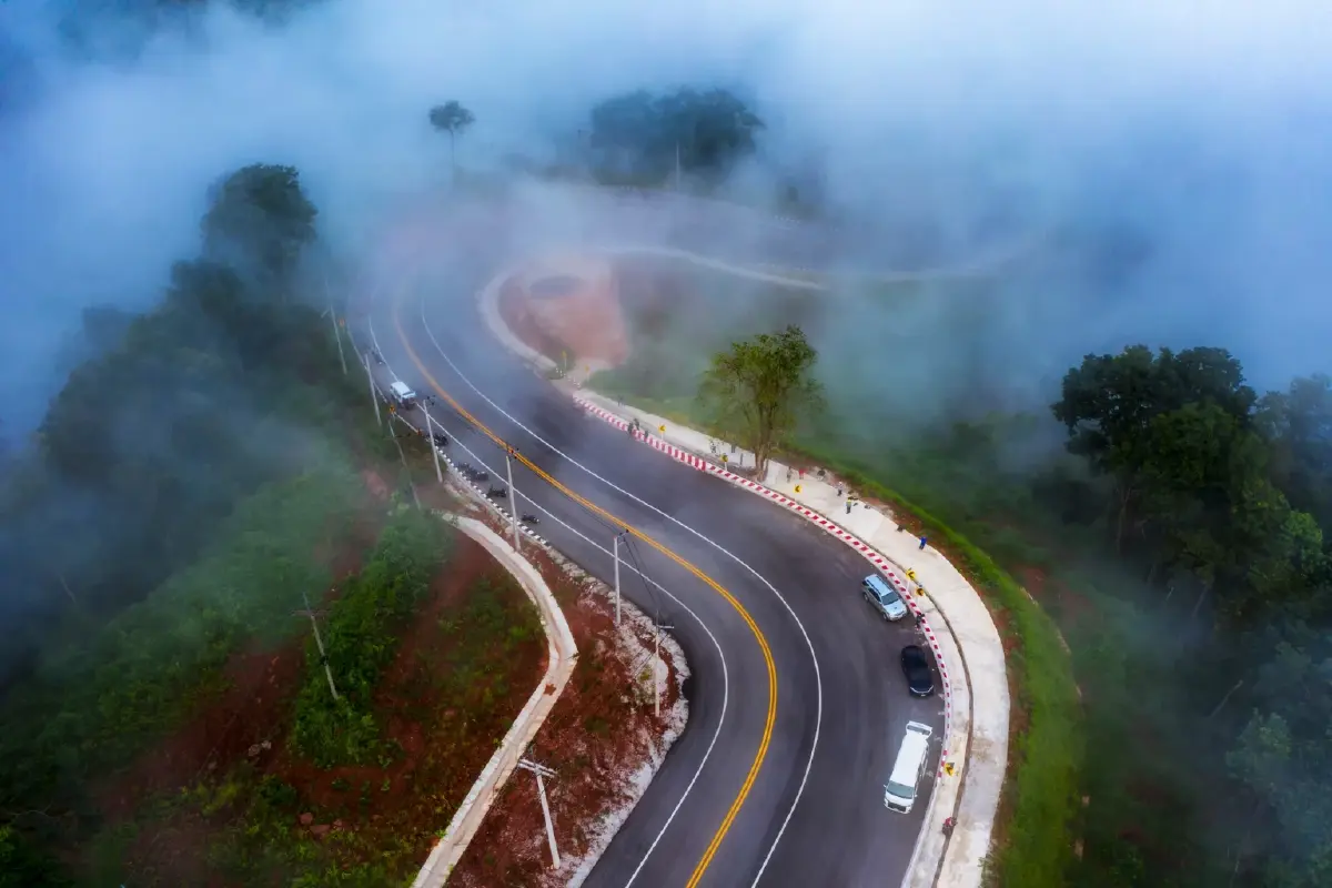 ภูเก้าง้อม - ถนนเลข 9 ทางโค้งคดเคี้ยว ความงามกลางขุนเขาแห่งนาแห้ว