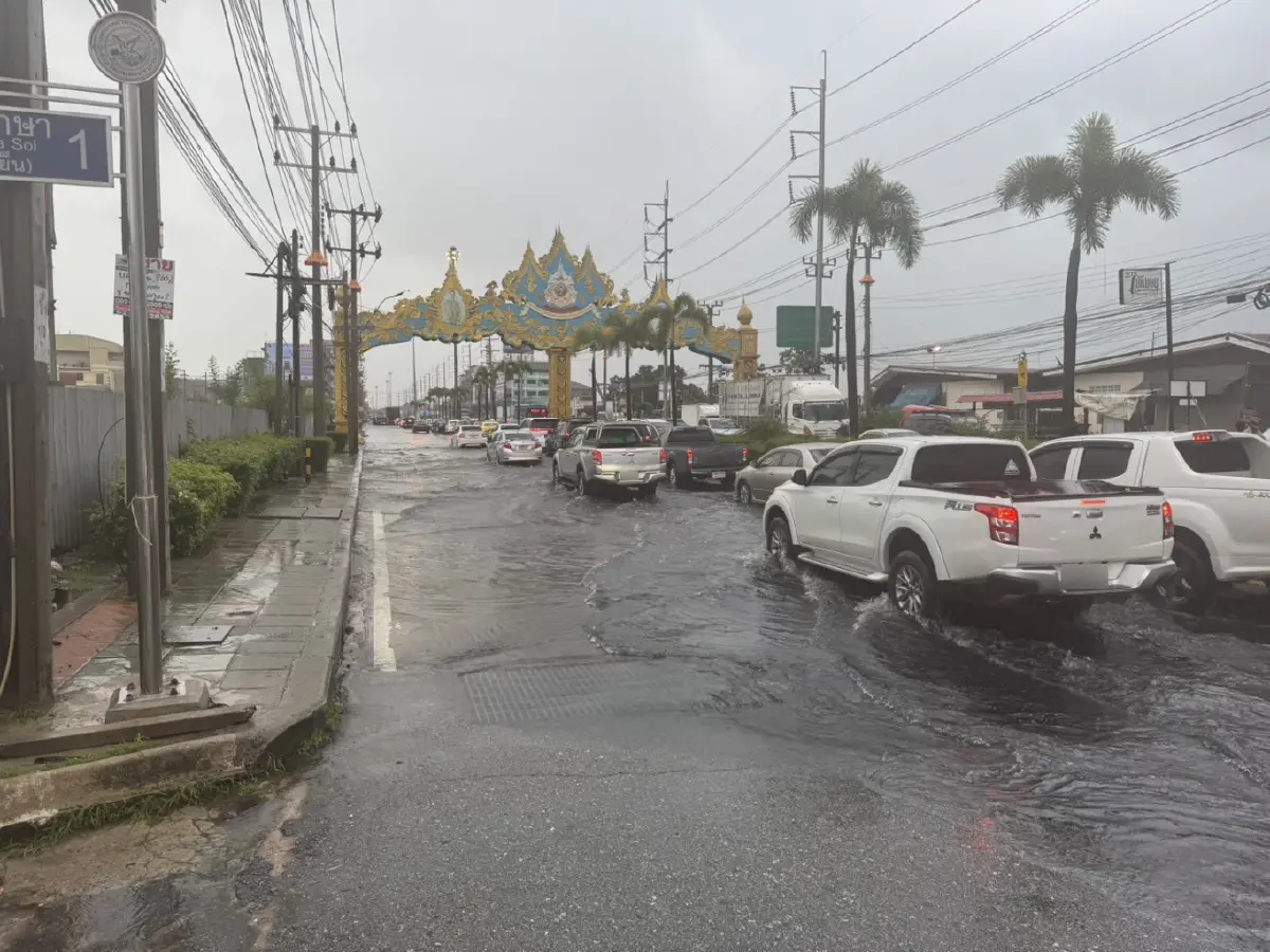 น้ำท่วมสมุทรปราการ ถ.พุทธรักษา-สุขุมวิท-ศรีนครินทร์ รถติดหนึบ