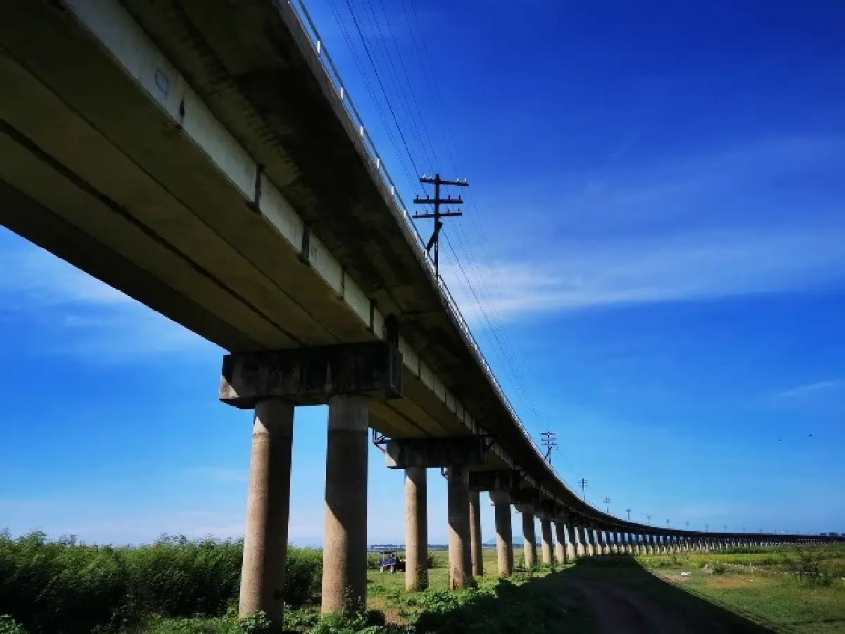 ‘ท่องเที่ยวฤดูฝน’ สัมผัสวิถีริมน้ำ ใต้ราง..ทางรถไฟลอยฟ้า