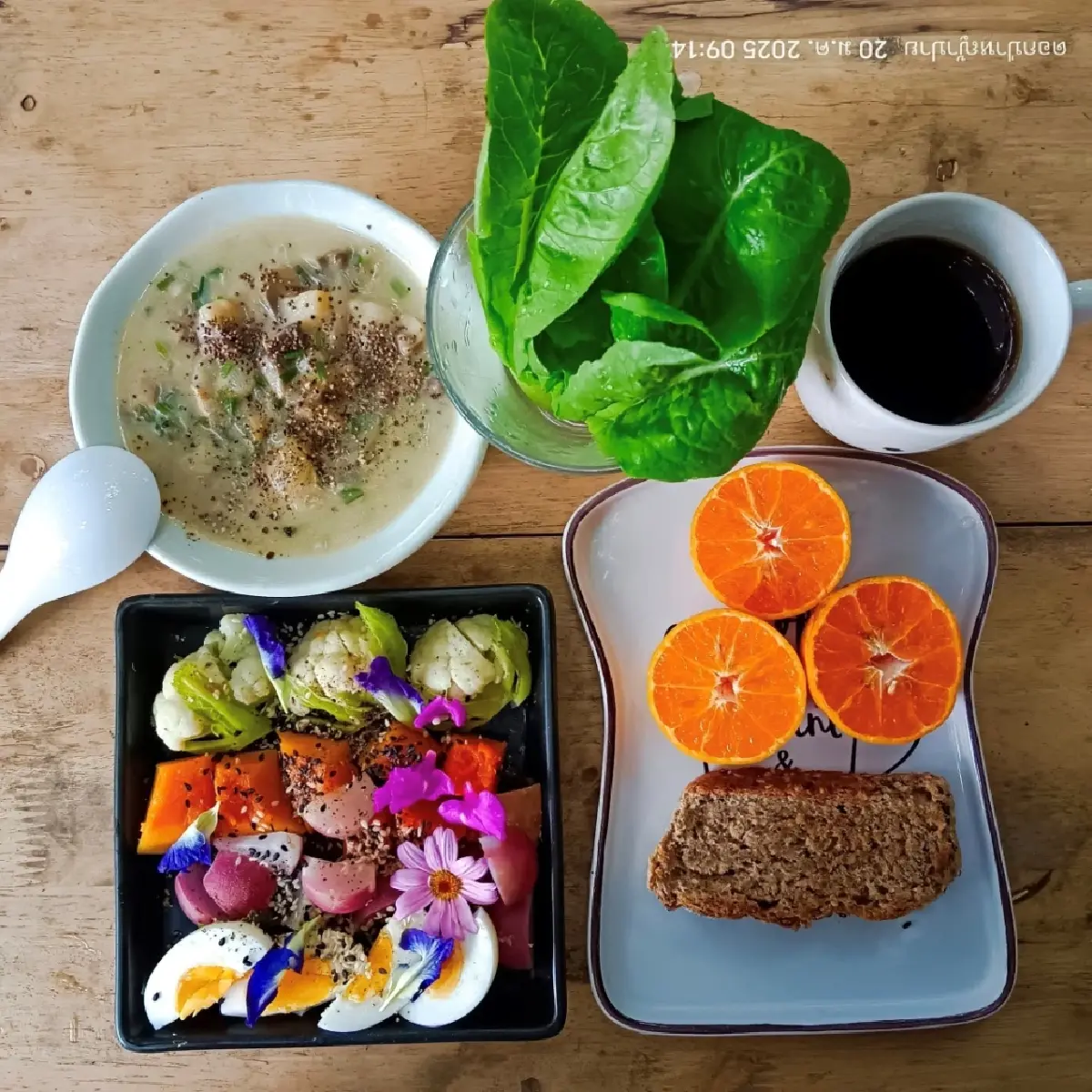 คุยกับ ‘ป้าจาย’ พูลทรัพย์ เจตลีลา เจ้าของฉายา ‘แม่มดดอกไม้’ ว่าด้วยเรื่องดอกไม้ใบหญ้าและชีวิตสิบปีที่ ‘ปาย’