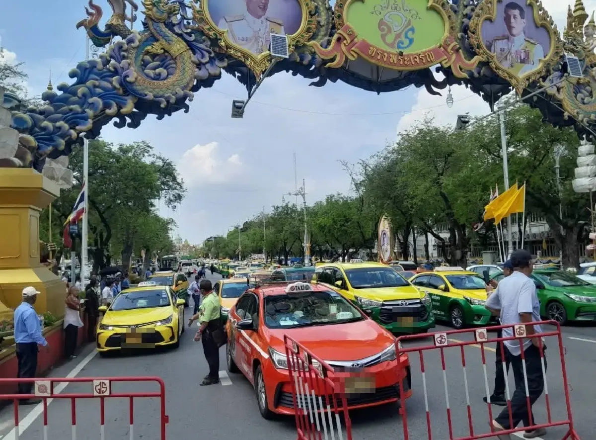 แท็กซี่รวมพลปิดราชดำเนิน ประท้วงรถป้ายดำ โวยกฎหมายทำลายอาชีพ