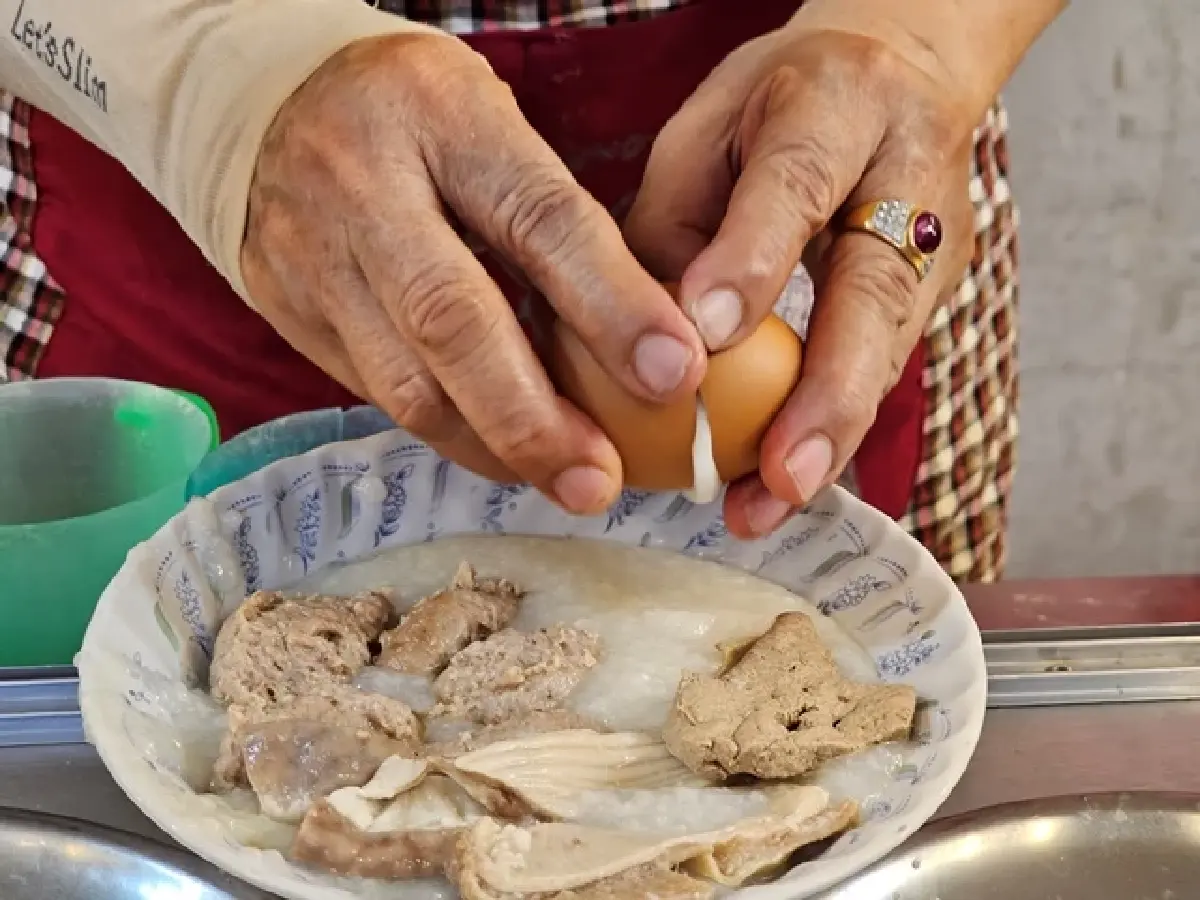 ‘โจ๊กสะพานหัน’ ต้มเตาถ่าน ข้าวข้นๆ เครื่องแน่นๆ อร่อยมา 50 ปี