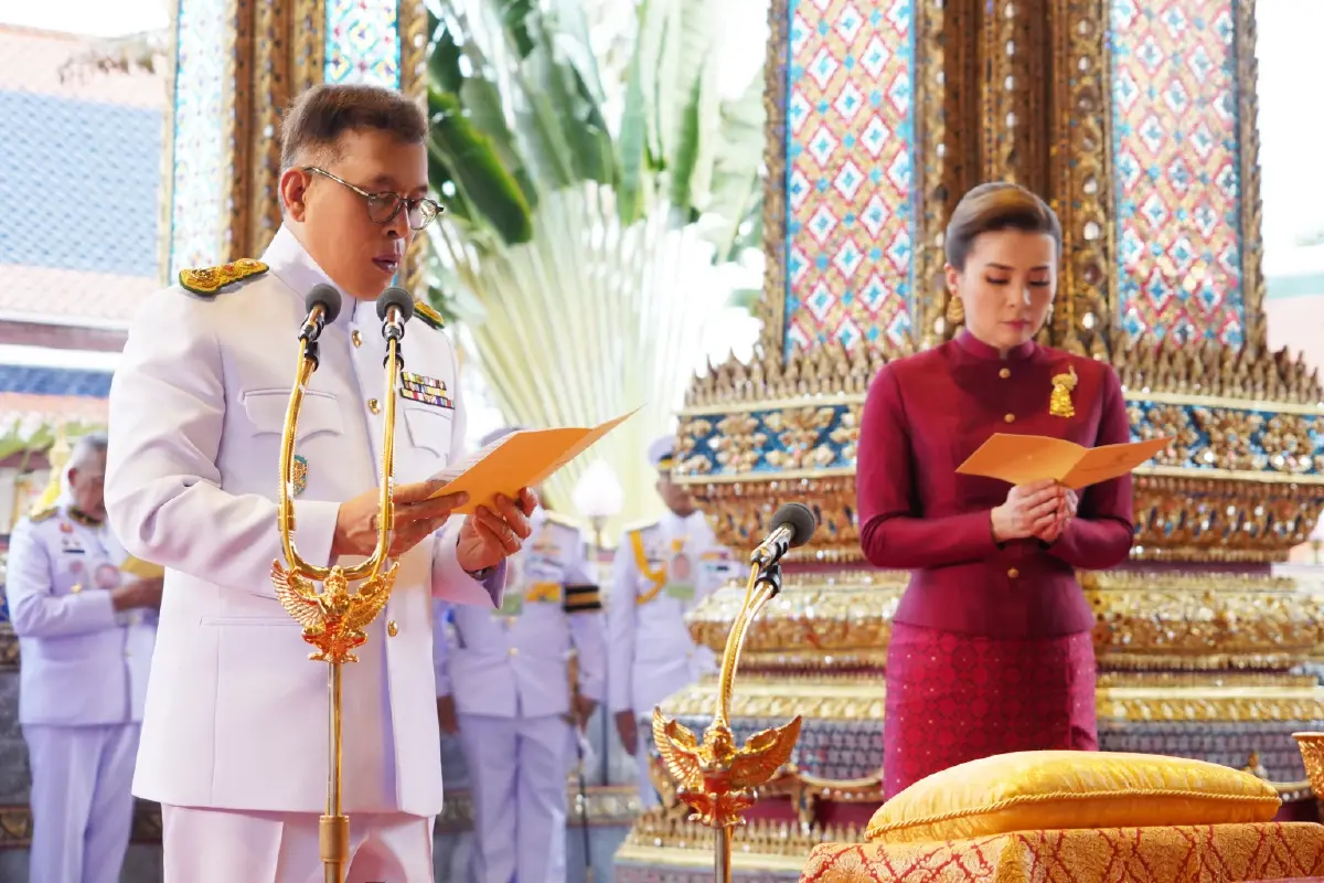 ในหลวง-พระราชินี เสด็จฯ ทรงบำเพ็ญพระราชกุศล วันวิสาขบูชา 2568