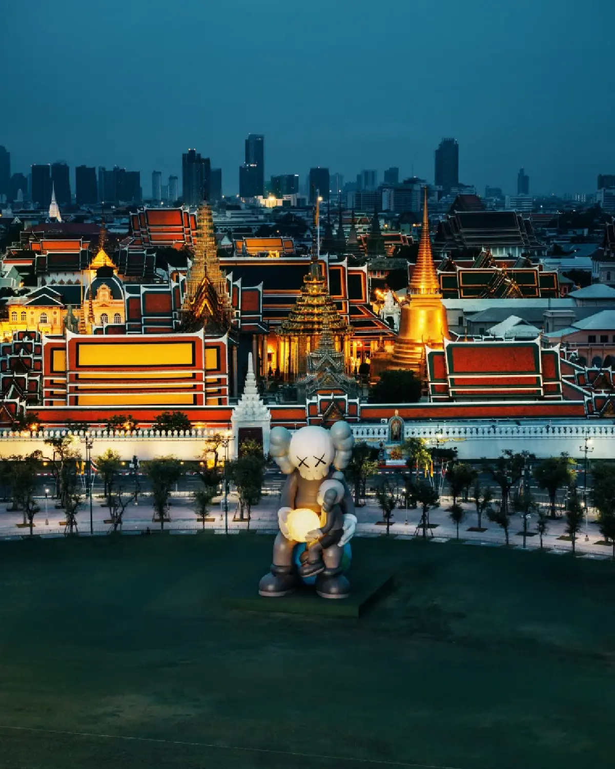 ครั้งแรกในไทย! ‘KAWS:HOLIDAY THAILAND’ งานศิลป์ขนาดยักษ์ เช็กอิน ‘สนามหลวง’ 13-25 พ.ค. 68