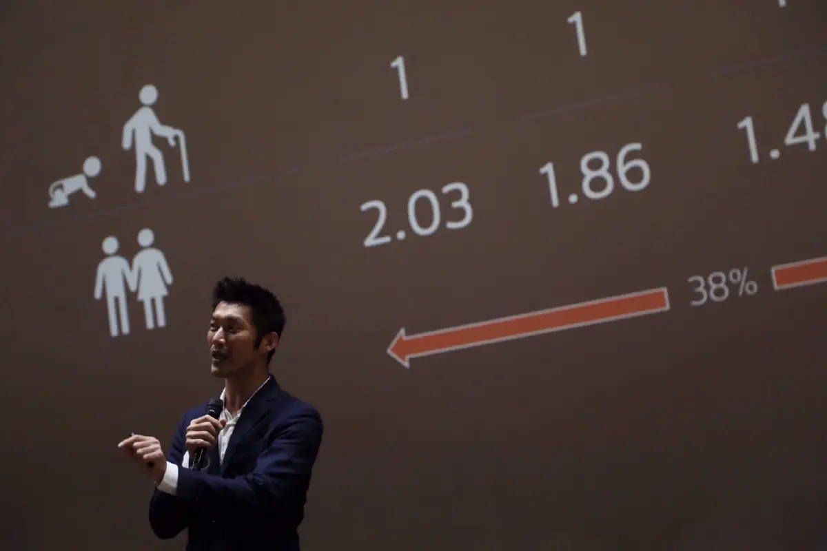 'ธนาธร' ชี้ไทยต้องเร่งทำ E-Learning รับมือสังคมสูงวัย