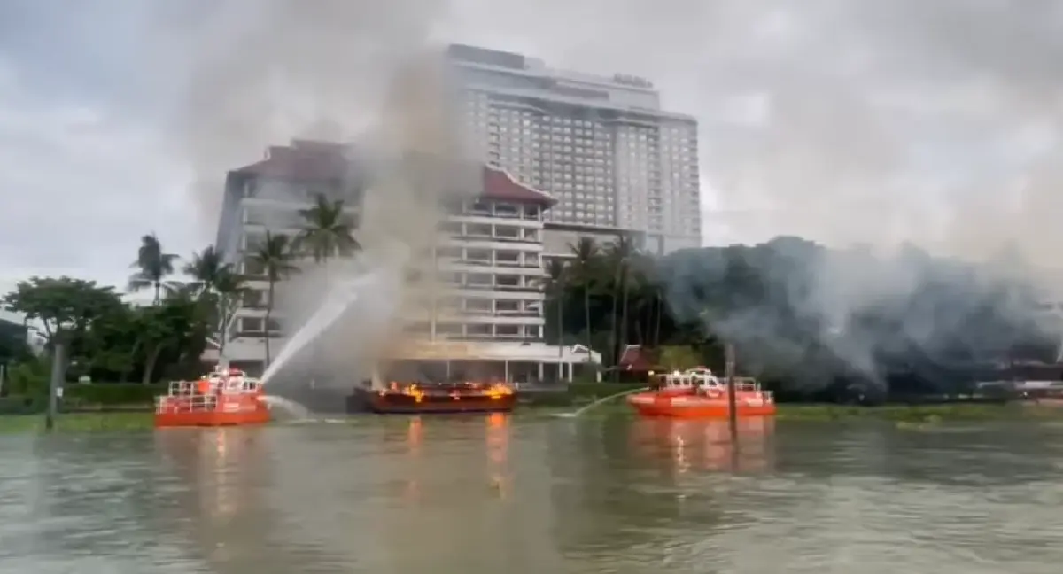 ด่วน ไฟไหม้เรือนำเที่ยว ใกล้โรงแรมหรูกรุงเทพ เขตธนบุรี เร่งดับไฟ