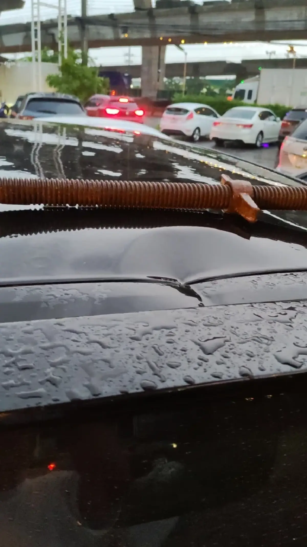 หวิดดับ! พระราม 2 ระทึกอีก ชิ้นส่วนโครงสร้างหล่นใส่รถเสียหาย