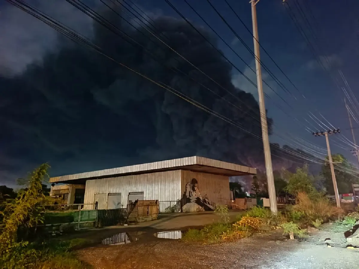 ล่าสุด ไฟไหม้โรงงานย่านลาดกระบัง เร่งคุมสถานการณ์ ตั้งศูนย์พัก