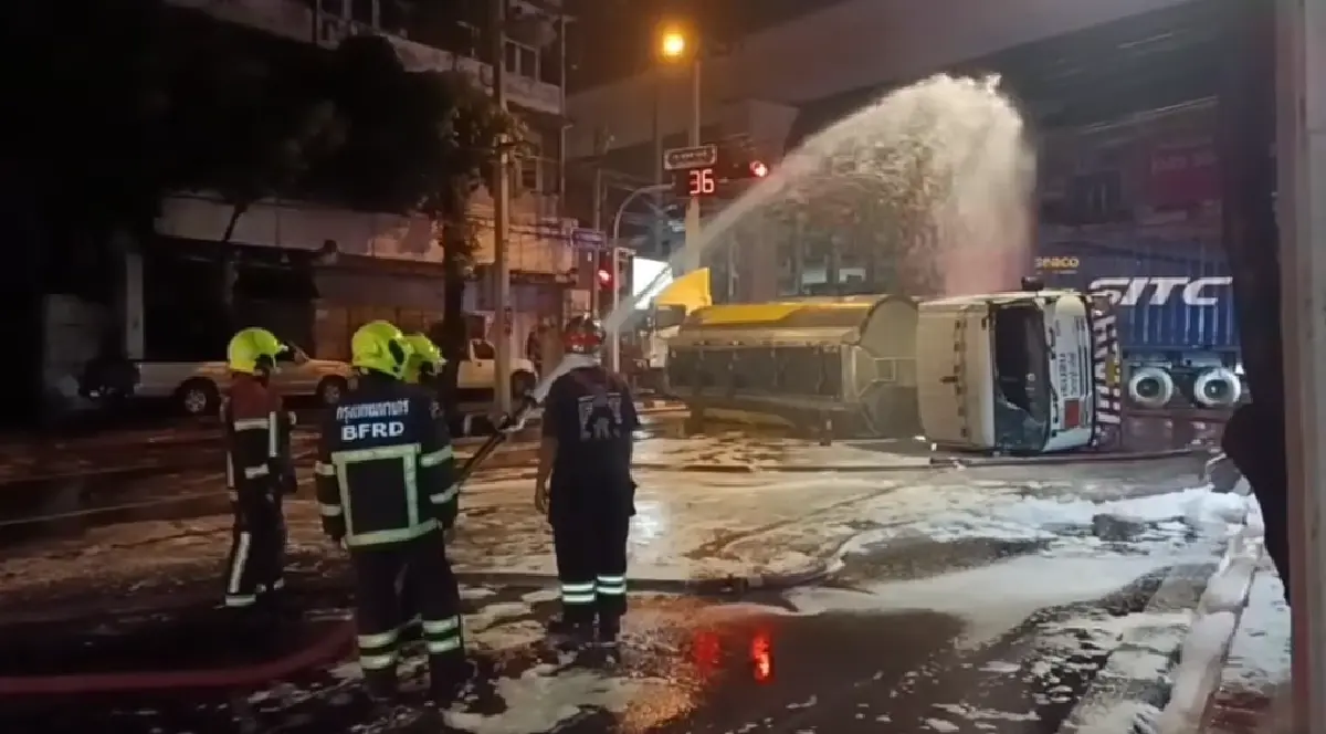 รถบรรทุกน้ำมันพลิกคว่ำสุขสวัสดิ์ 27 น้ำมันรั่ว ปิดถนน ยังวิกฤต