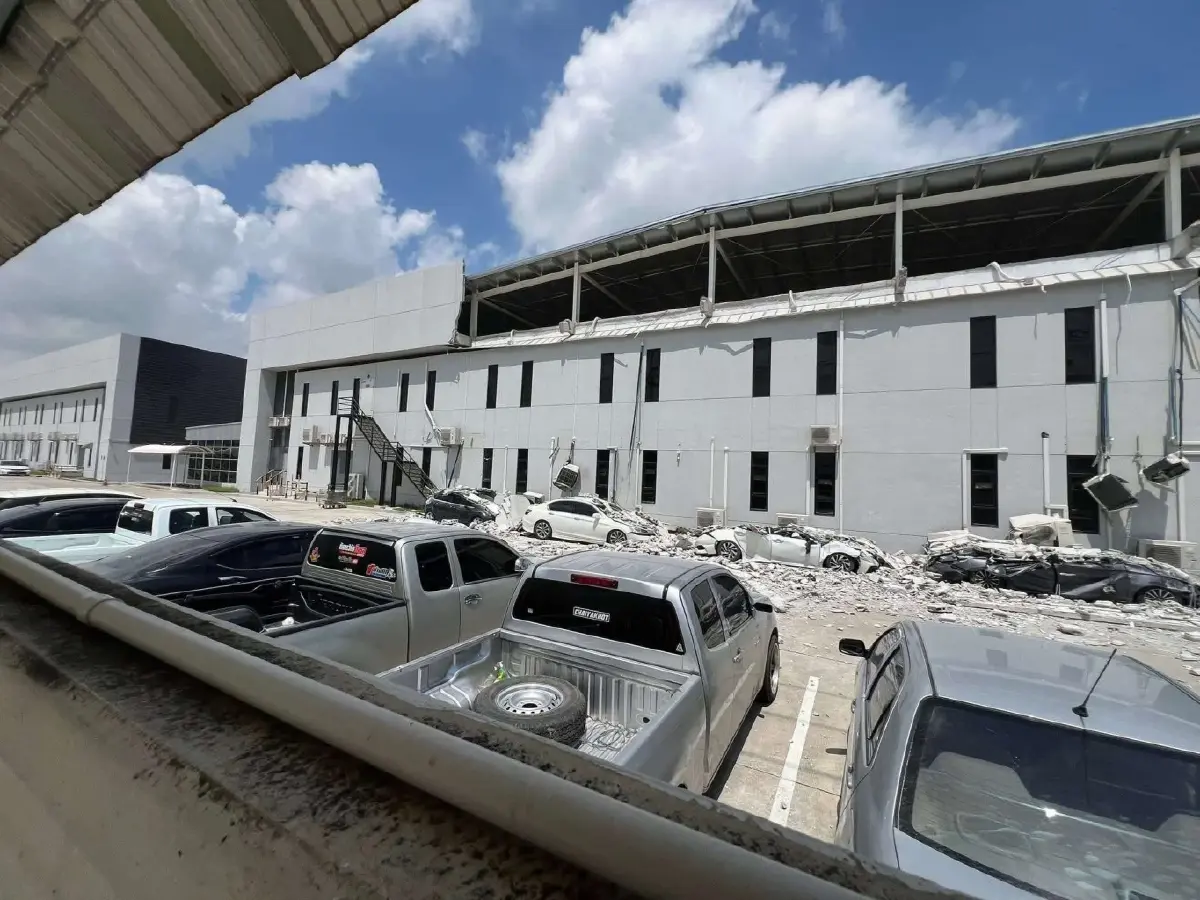 อาคารถล่มดังสนั่น โรงงานนิคมอมตะซิตี้ ชลบุรี เฟส 10 รถเสียหายอื้อ