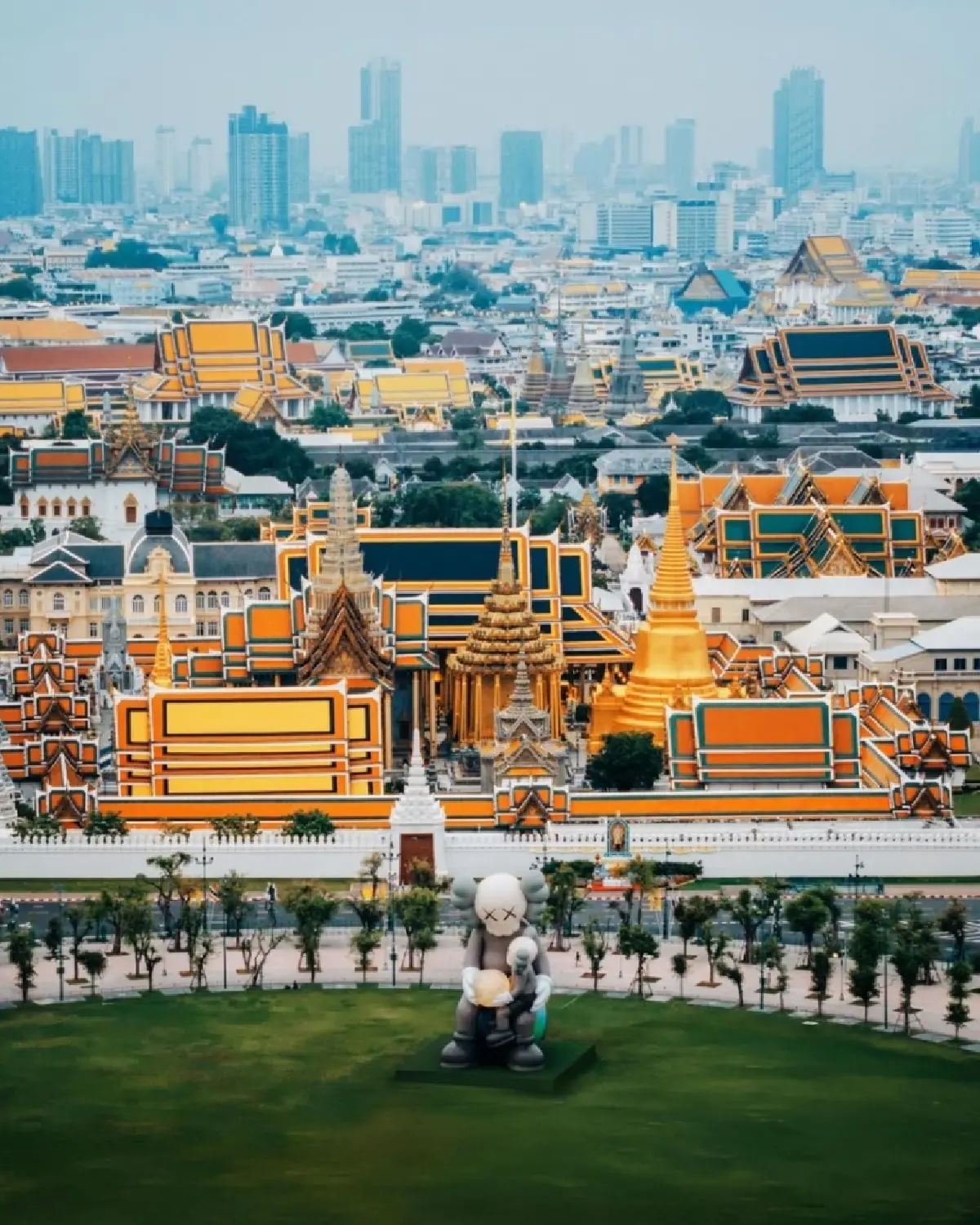สนามหลวง ดินผืนประวัติศาสตร์กับการแสดง  KAWS:HOLIDAY THAILAND