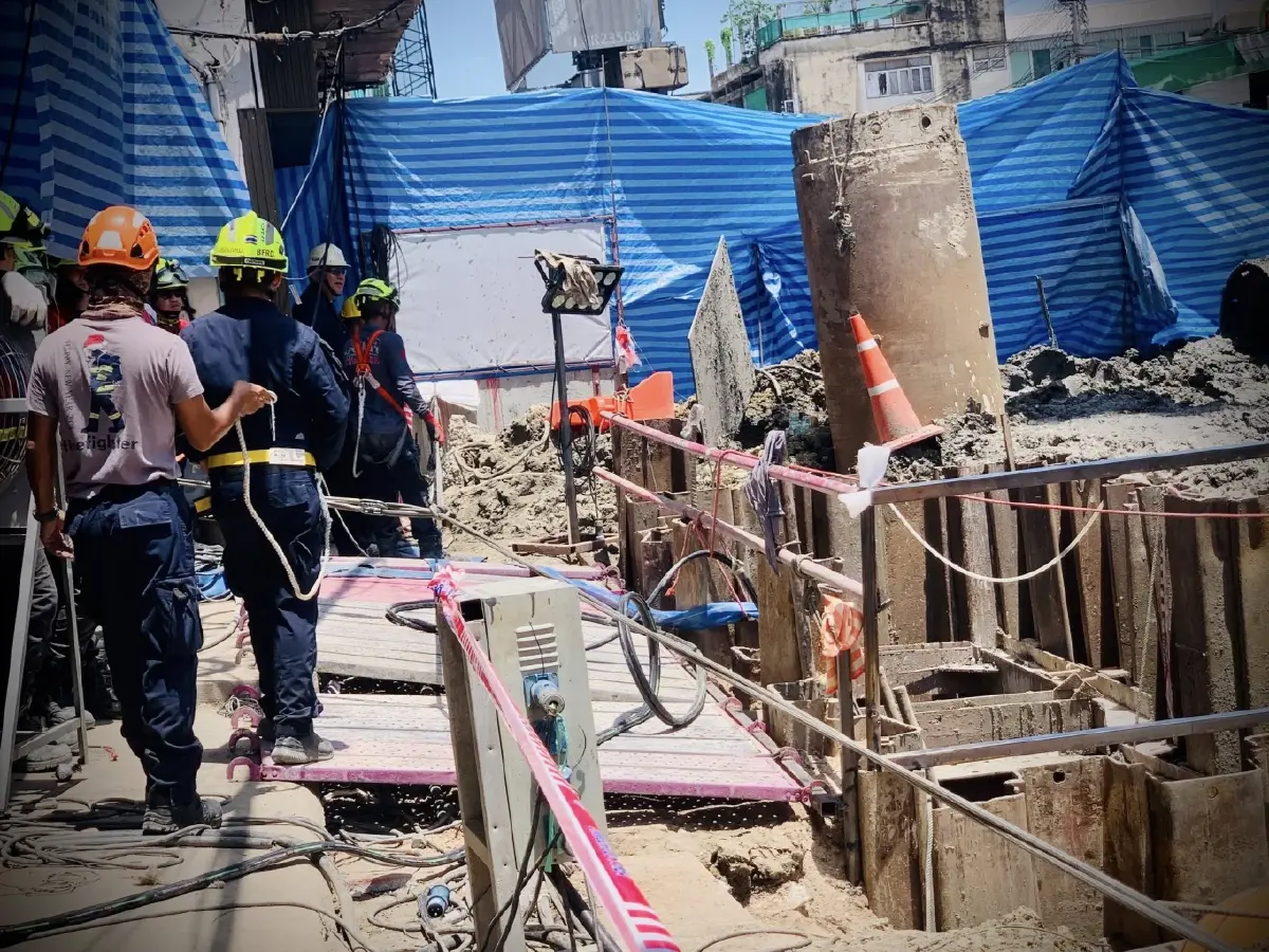 เจอแล้ว คล้ายร่างคนงานตกหลุมเสาเข็ม รถไฟฟ้าสายสีส้ม ลึก 11.5 เมตร