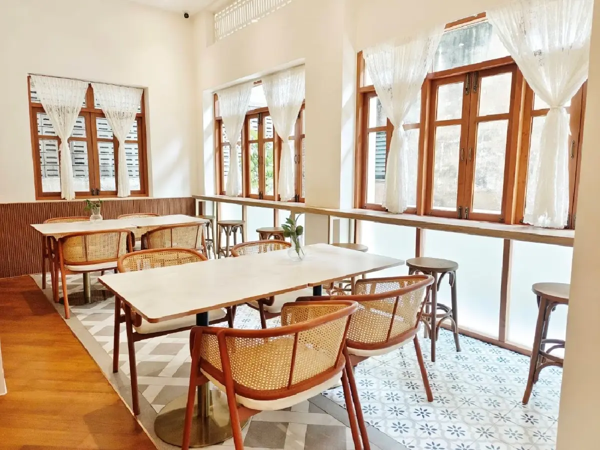 ‘หอมปรุง’ คาเฟ่สมุนไพรเจ้าของเดียวกับยาขมชนิดเม็ดตรา ‘ใบห่อ’