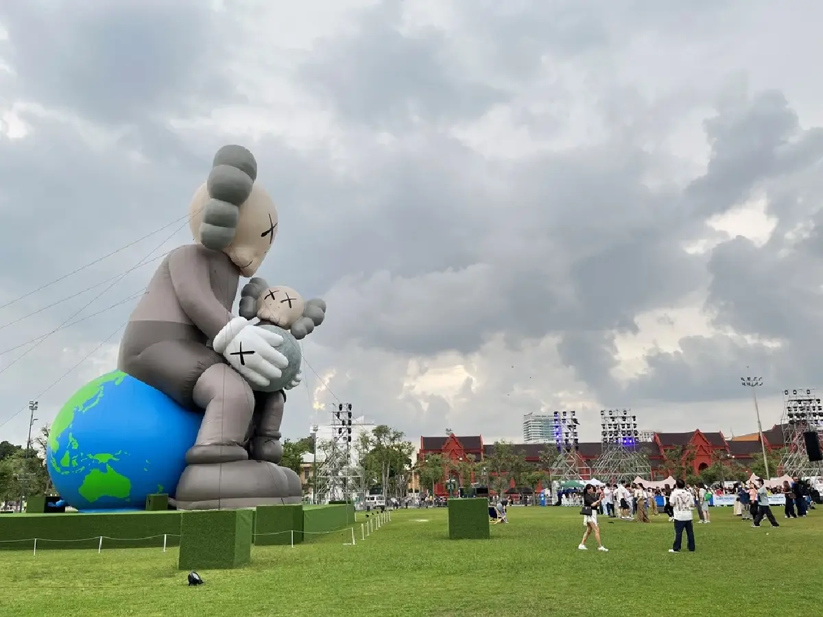 สนามหลวง ดินผืนประวัติศาสตร์กับการแสดง  KAWS:HOLIDAY THAILAND