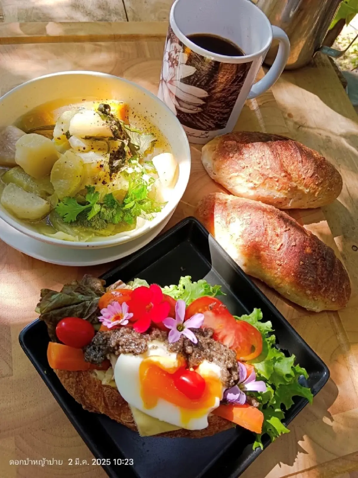 คุยกับ ‘ป้าจาย’ พูลทรัพย์ เจตลีลา เจ้าของฉายา ‘แม่มดดอกไม้’ ว่าด้วยเรื่องดอกไม้ใบหญ้าและชีวิตสิบปีที่ ‘ปาย’