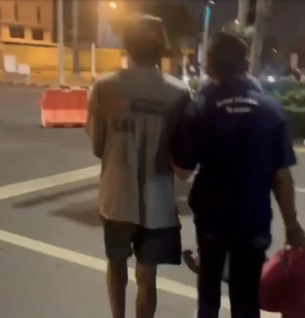 รวบตัวได้แล้ว ชายโยนก้อนปูนใส่รถบน ถนนบางนา-ตราด ทำสาวหวิดดับ