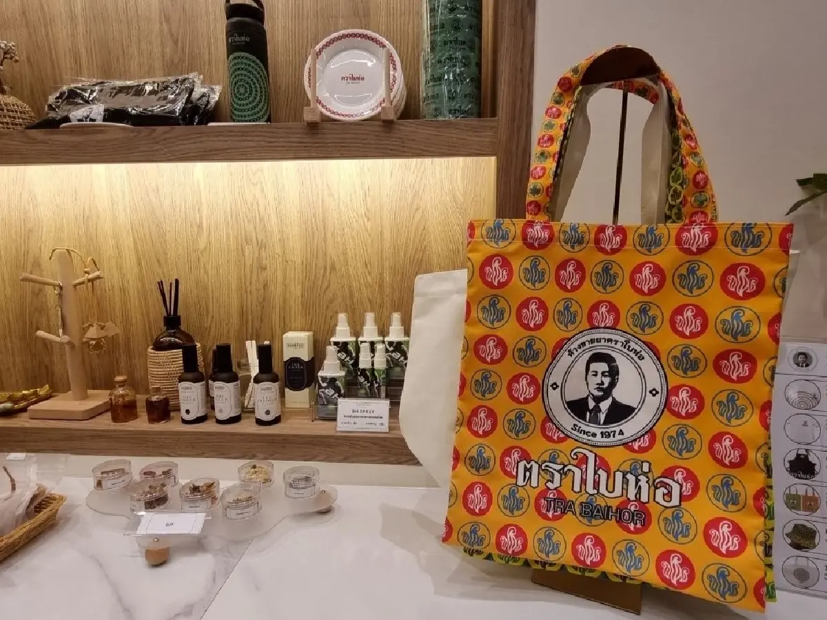 ‘หอมปรุง’ คาเฟ่สมุนไพรเจ้าของเดียวกับยาขมชนิดเม็ดตรา ‘ใบห่อ’