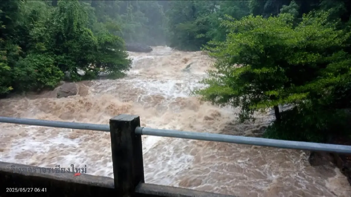 ด่วน! ขนของขึ้นที่สูง ลำน้ำแม่กลาง ขึ้นสูงวิกฤต น้ำท่วม อ.จอมทอง