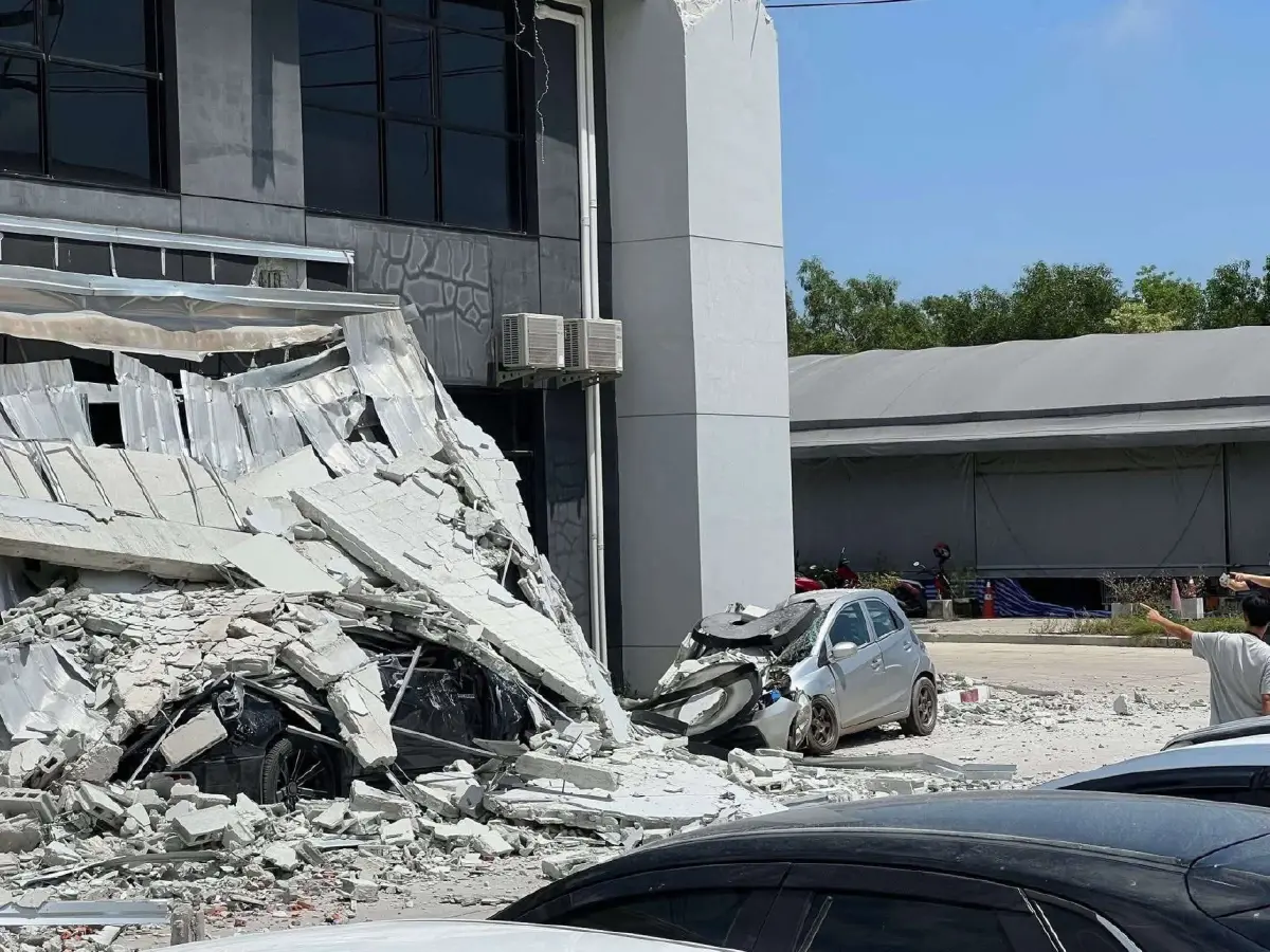 อาคารถล่มดังสนั่น โรงงานนิคมอมตะซิตี้ ชลบุรี เฟส 10 รถเสียหายอื้อ