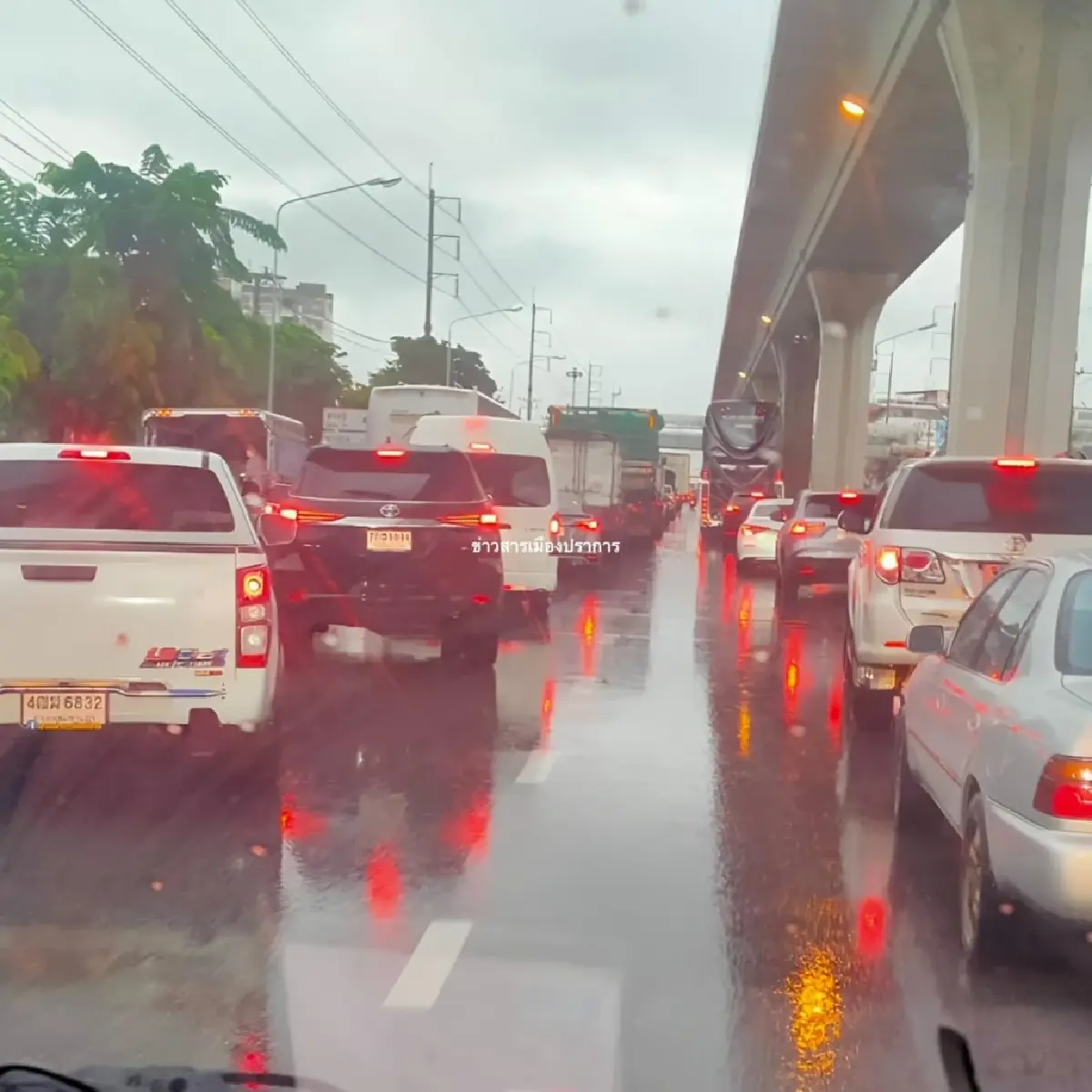 น้ำท่วมสมุทรปราการ ถ.พุทธรักษา-สุขุมวิท-ศรีนครินทร์ รถติดหนึบ