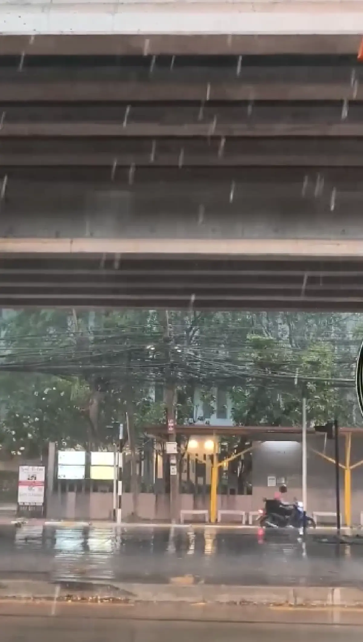 พายุฤดูร้อนถล่ม ฝนกระหน่ำทั่วกรุงเทพฯ หลายพื้นที่น้ำรอการระบาย