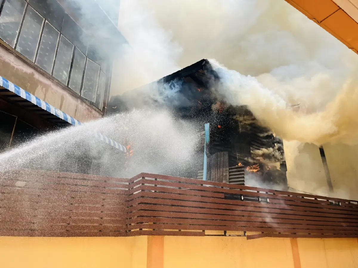 อากาศร้อนจัด ไฟไหม้บ้านกลางกรุง ซ.เกษมศรี เขตพระนคร เสียหาย 2 หลัง