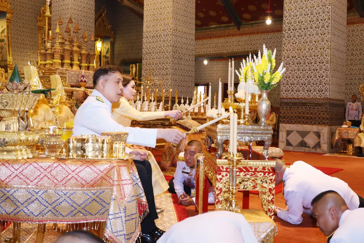 ในหลวง-พระราชินี ทรงบำเพ็ญพระราชกุศล พระราชพิธีฉัตรมงคล 2568