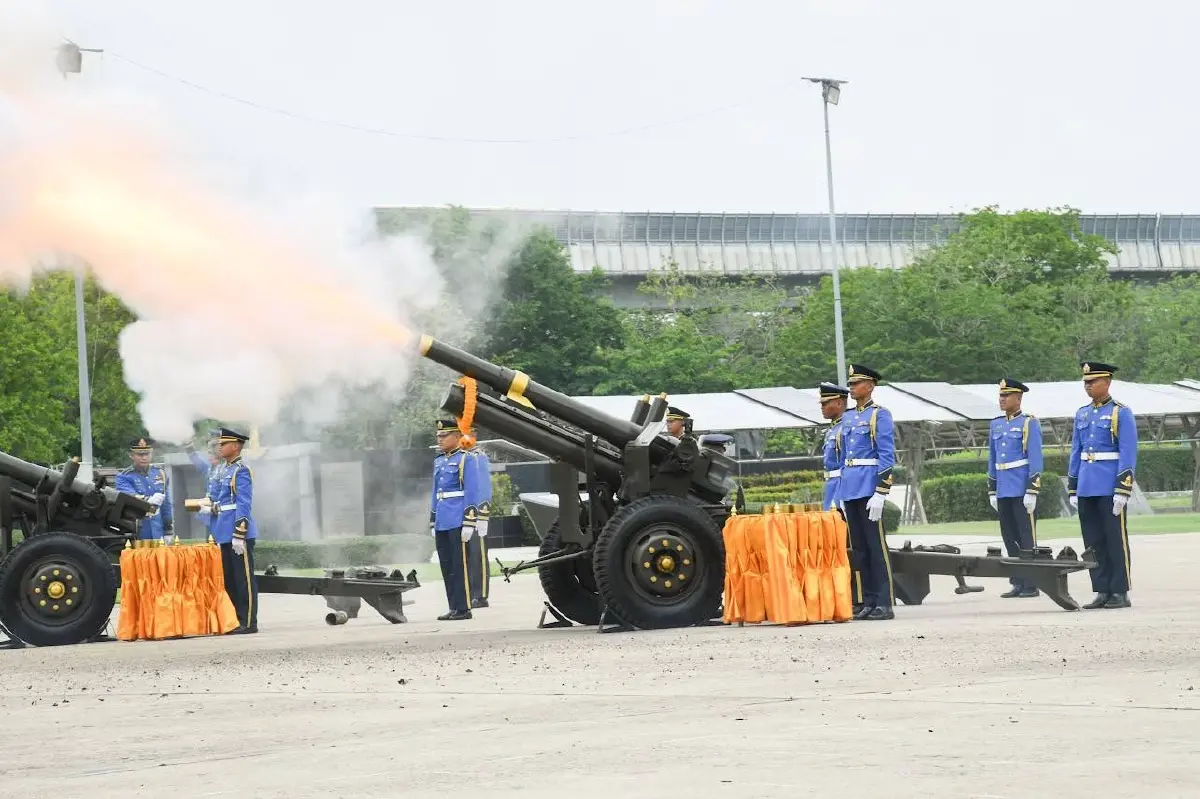 '3 เหล่าทัพ' ยิงสลุตหลวงเฉลิมพระเกียรติ พระบาทสมเด็จพระเจ้าอยู่หัว