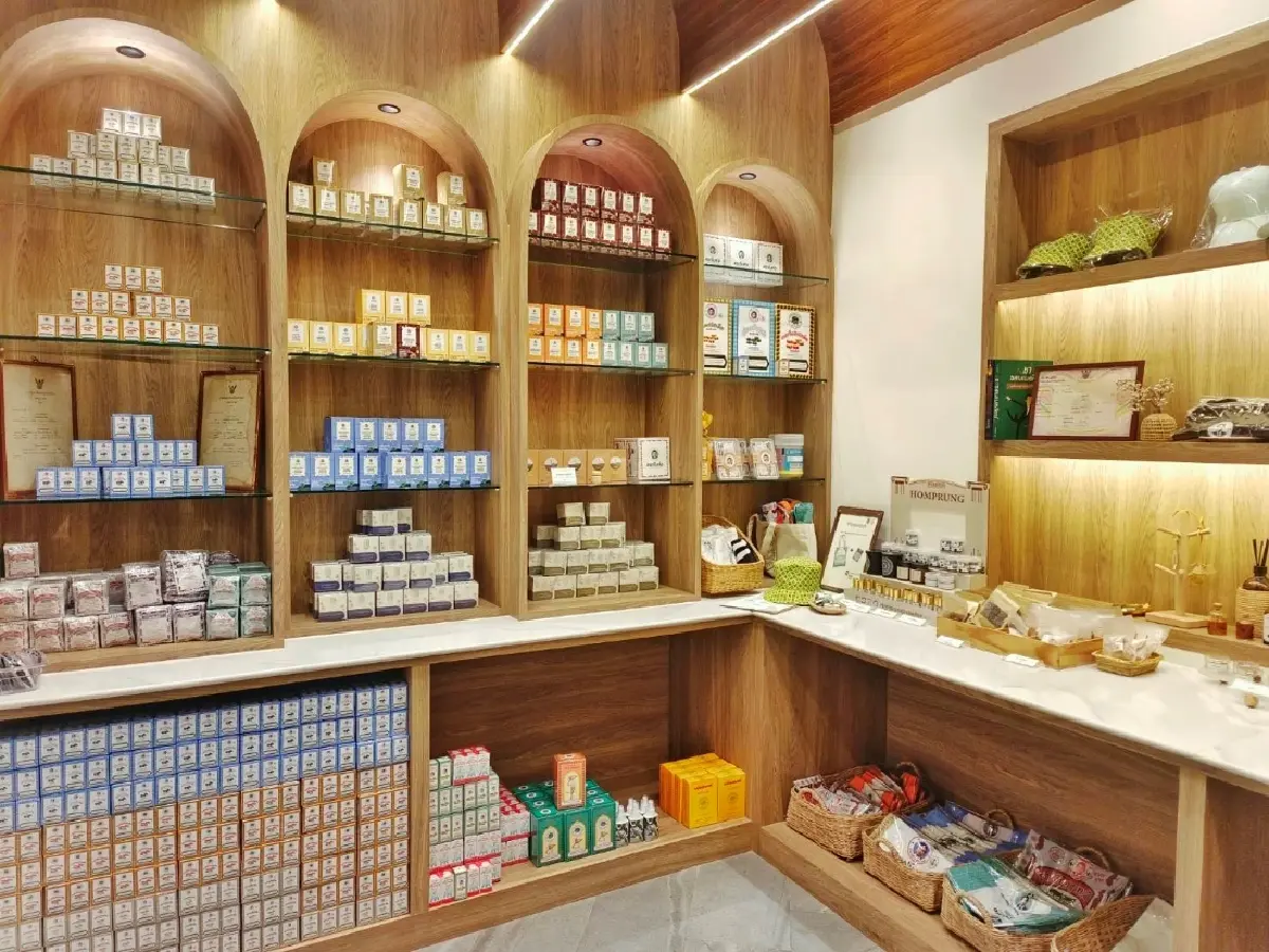 ‘หอมปรุง’ คาเฟ่สมุนไพรเจ้าของเดียวกับยาขมชนิดเม็ดตรา ‘ใบห่อ’