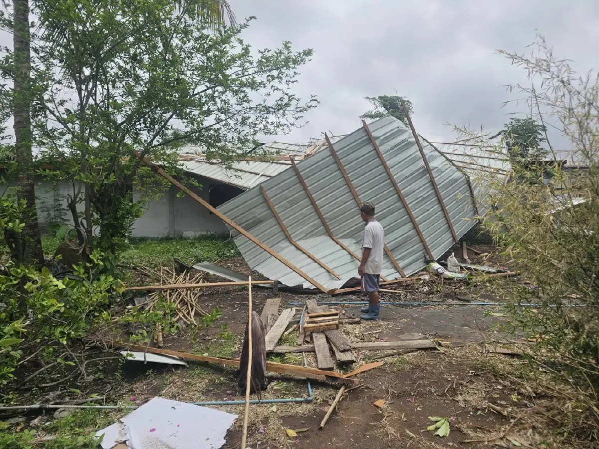 พายุถล่ม 'นครสวรรค์' ฝนตกหนักลมแรง ไฟฟ้าดับหลายหมู่บ้าน