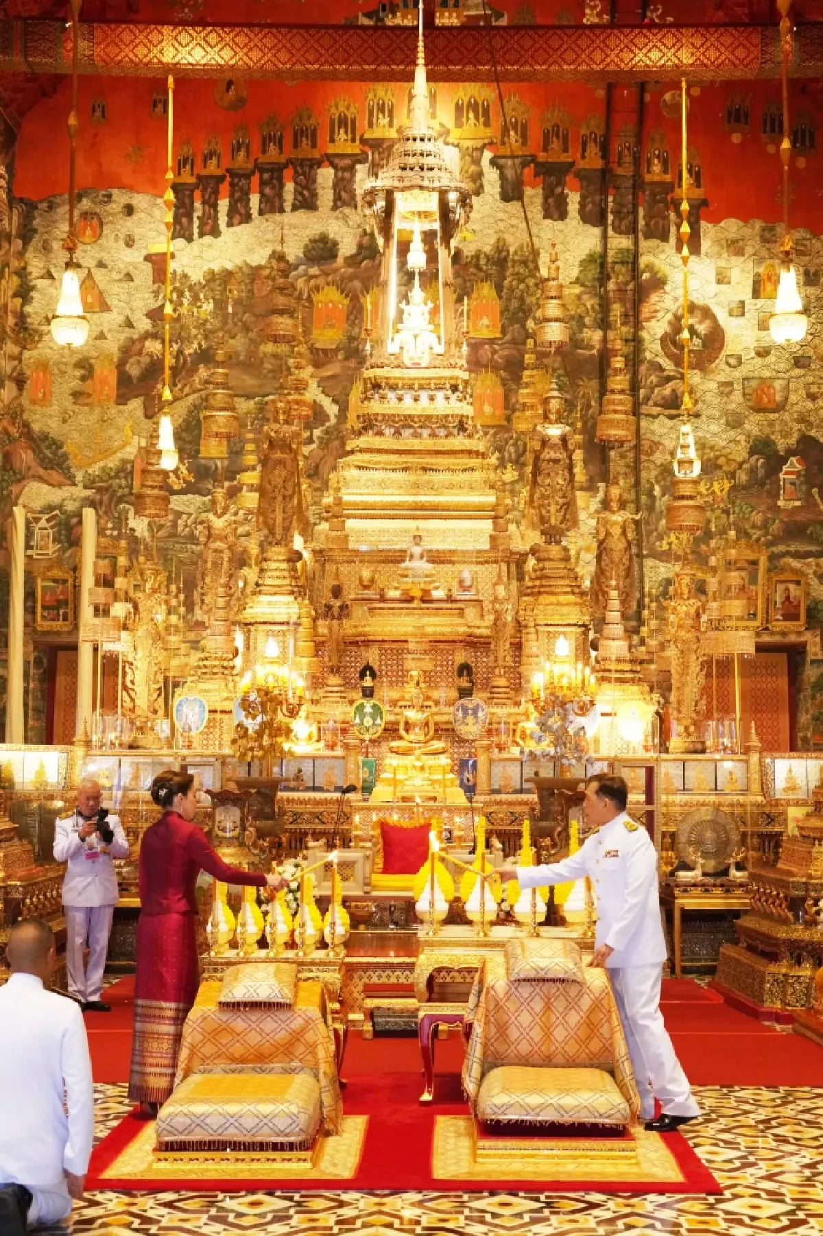 ในหลวง-พระราชินี เสด็จฯ ทรงบำเพ็ญพระราชกุศล วันวิสาขบูชา 2568