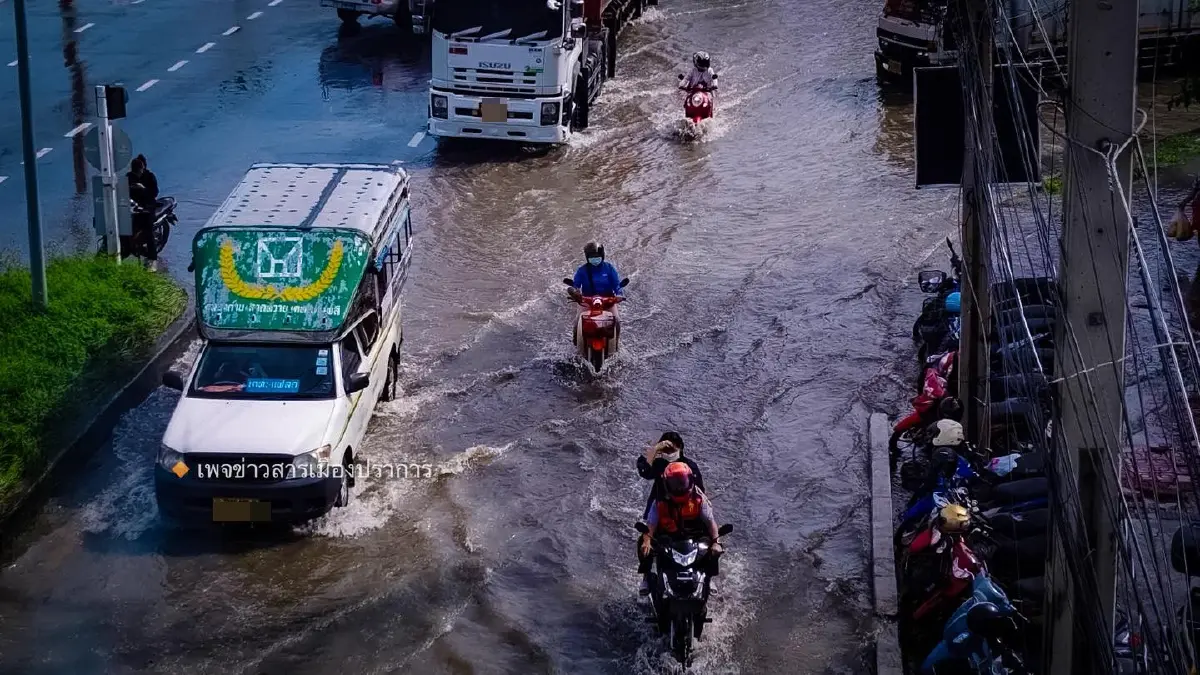 ฝนตกหนัก นิคมบางพลีน้ำท่วม รถติด พนักงานลุยน้ำเข้าโรงงาน รถดับ