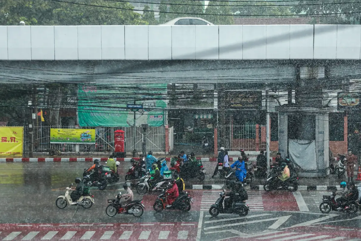 ฝนตกหนักถล่มต่อ กทม. - 75 จังหวัดทั่วไทย พายุฝนฟ้าคะนองหนักสุด 80%