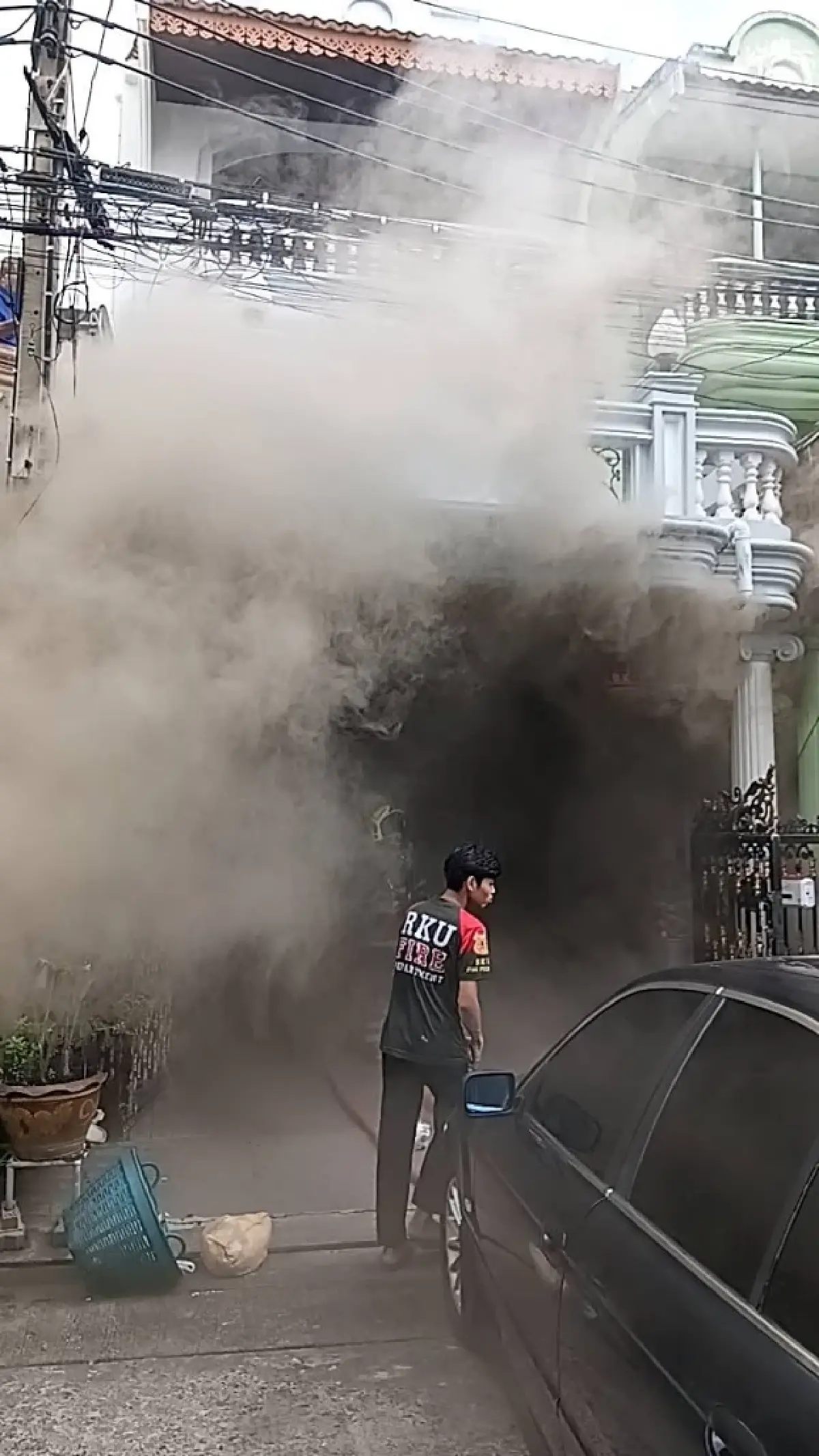 บ้านใคร ตรวจสอบเลย ไฟไหม้บ้านประชาชน ซอยเจริญกรุง 77 เร่งดับเพลิง