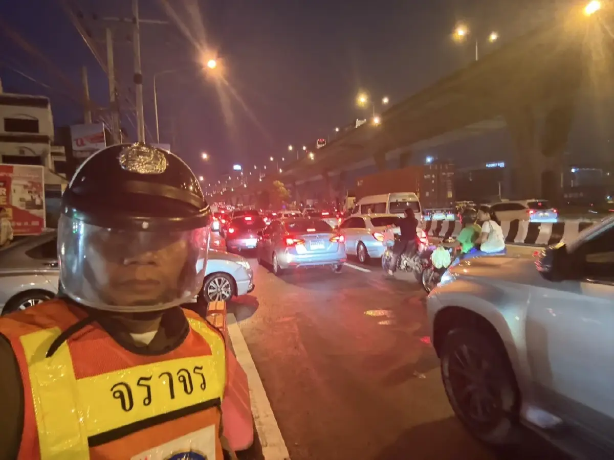 ยังสาหัส! ฝนตกหนัก ถนนบางนา-ตราด น้ำท่วมขังผิวจราจร รถติดยาวสะสม