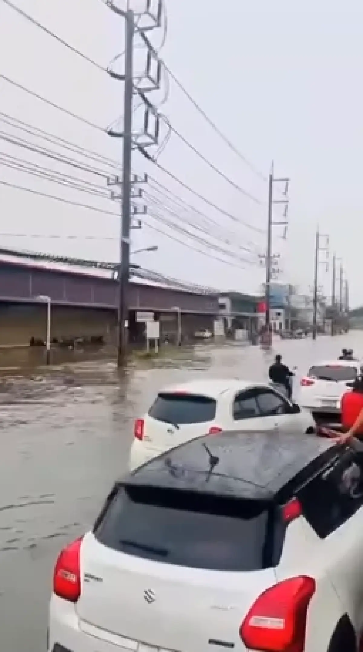 คืบหน้าล่าสุด ถนนพระราม 2 ฝนตกหนัก น้ำท่วมแล้ว รถติดหนึบ ทางหลัก