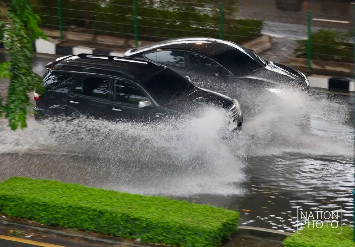 กรุงเทพฝนตกหนัก น้ำท่วมรอระบาย รถวิ่งลุยถนนน้ำขัง