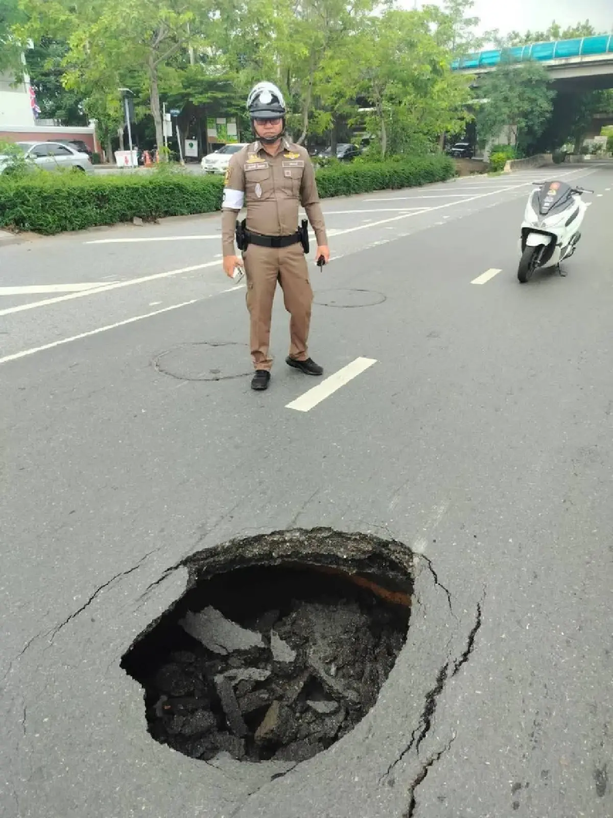 รถเล็กระวัง หลุมยุบ กลางถนนรามคำแหง 132/2 ลึก 1 เมตร ภายในมีน้ำขัง